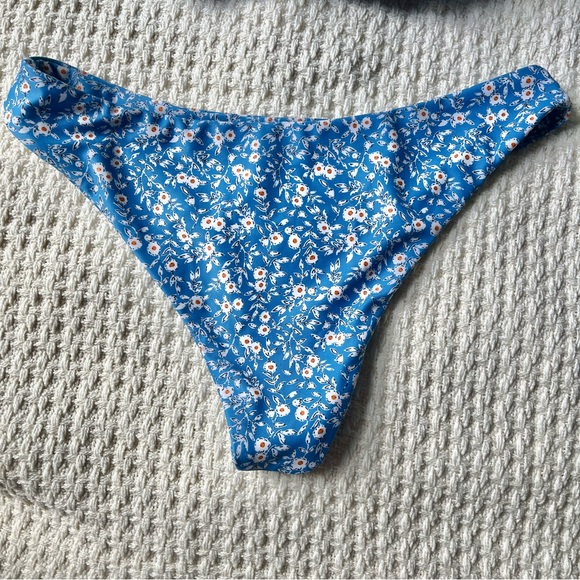 Floral Ruffle Bikini Set - Picture 6 of 9